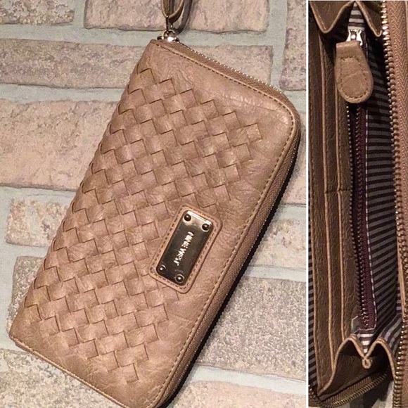 Nine West Handbags - Nine West - wristlet 8” x 4.5” x 1” - like new